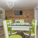 2 Narcis Apartment *
