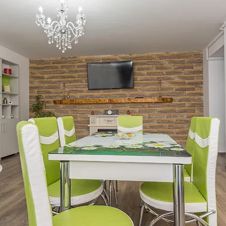 2 Narcis Apartment *
